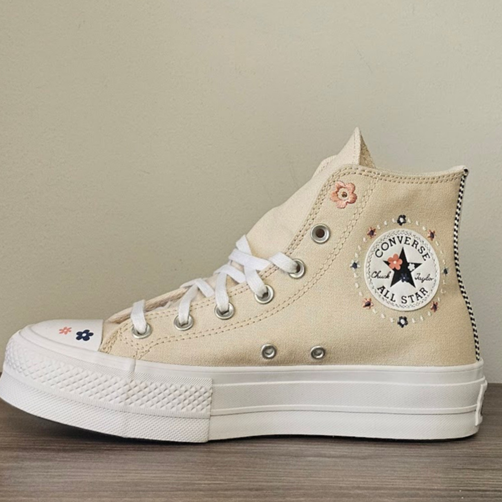 Converse Women's CTAS Lift Platform Petite Petals Hi Tops Size 8 A14265C NWT - Picture 3 of 7